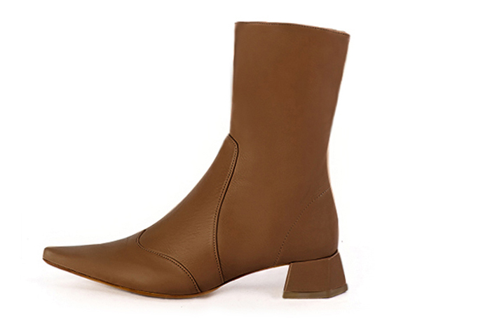 Caramel brown women's ankle boots with a zip on the inside. Pointed toe. Low flare heels. Profile view - Florence KOOIJMAN
